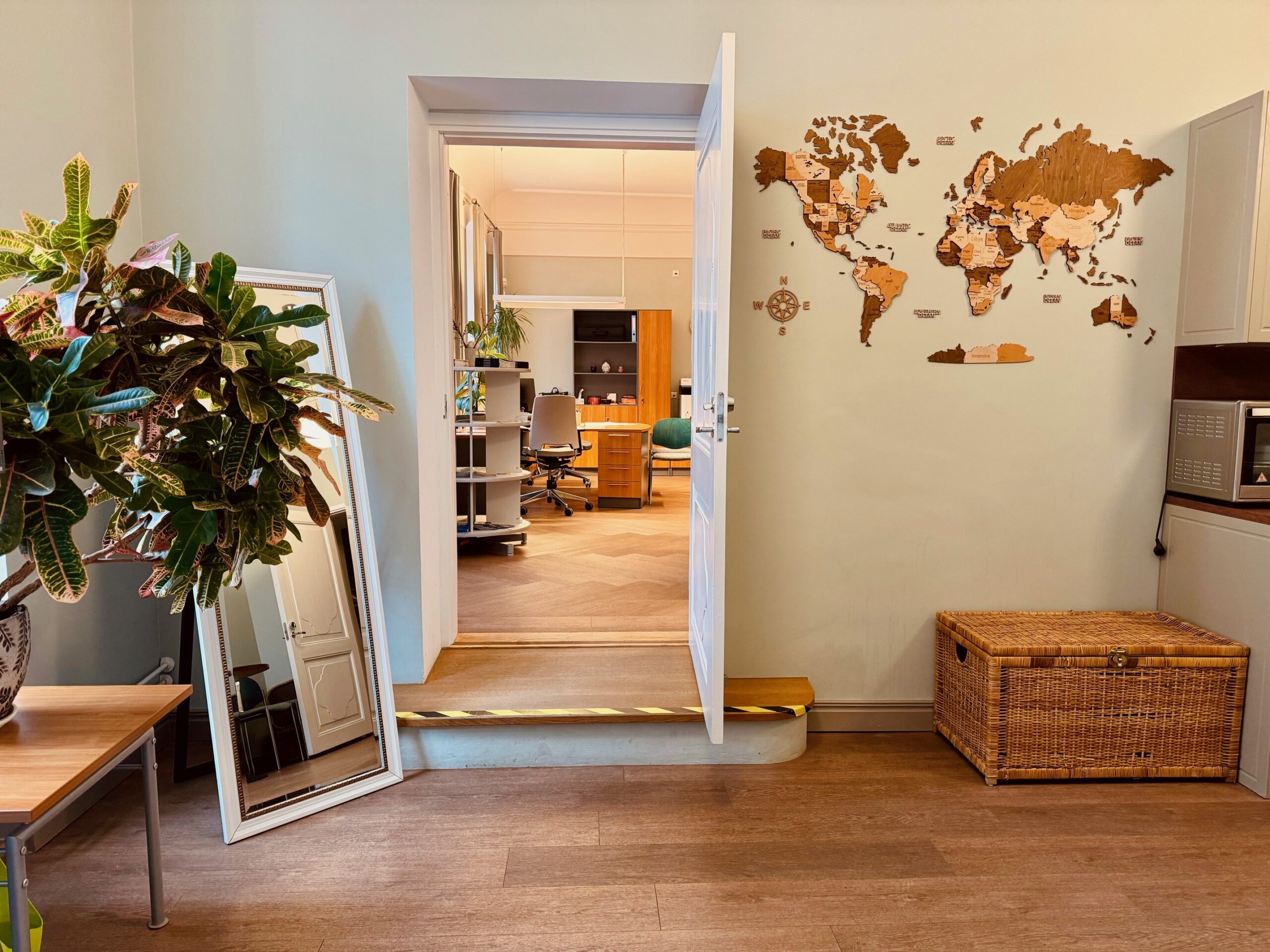 Entrance view of Tartu Welcome Centre with a world map on the wall marking clients’ countries of origin. oto: Janika Hango. Entrance view of Tartu Welcome Centre with a world map on the wall marking clients’ countries of origin. oto: Janika Hango.